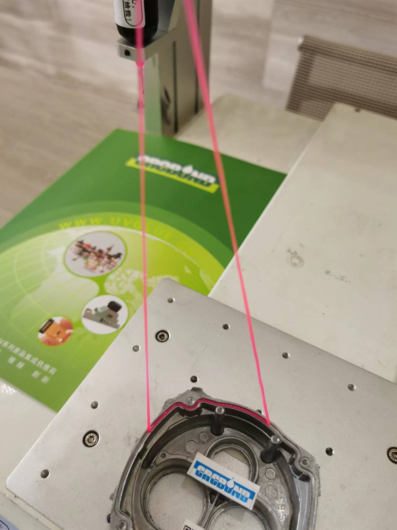 UV胶固化后开裂怎么办？温度、湿度、涂胶量的控制技巧